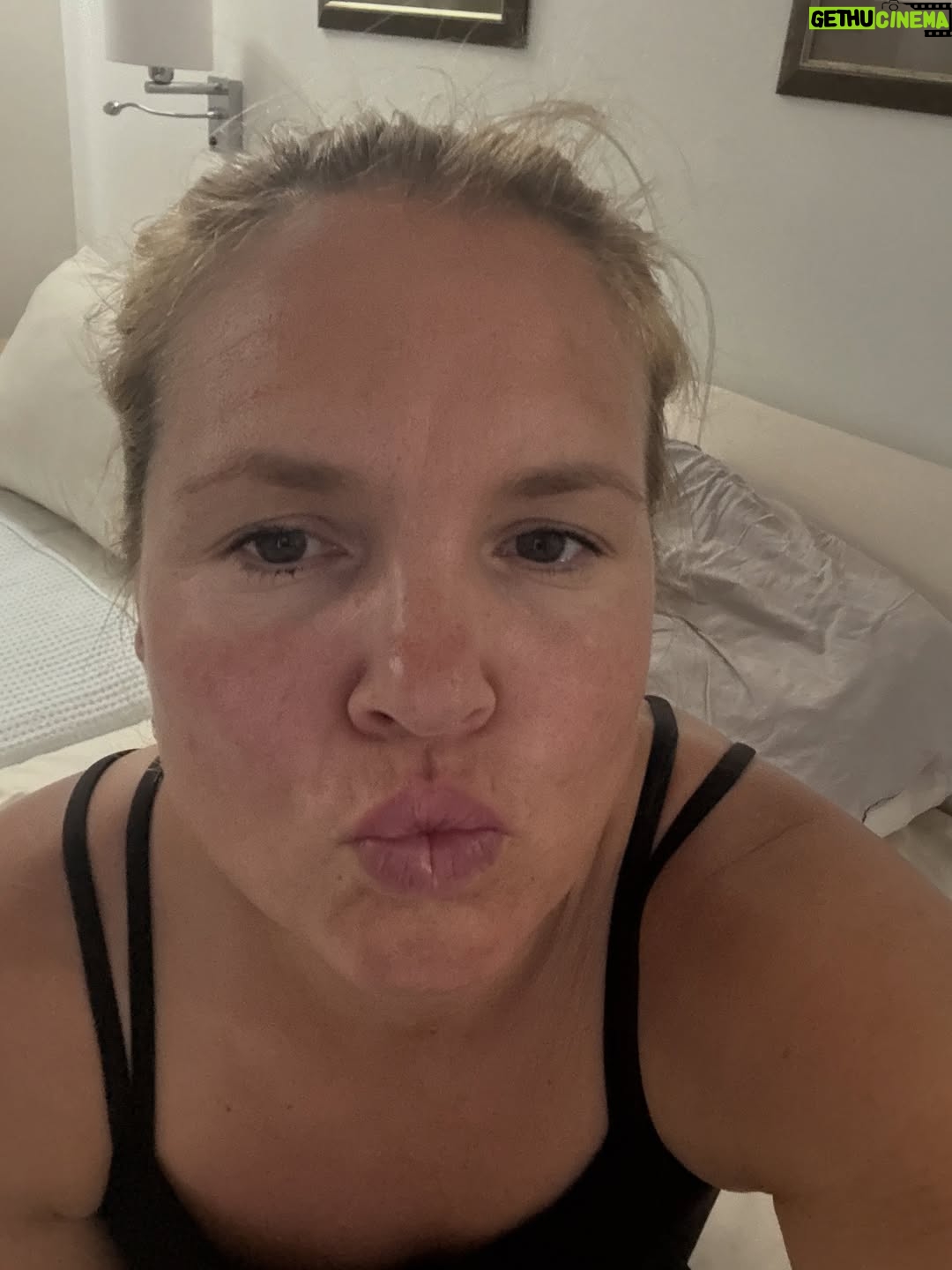 Filippa Rådin - 2K Likes - Vi kommunicerar 😍
@anjaparson mitt i inspelning och jag i klädjour-mode 🤩🙋🏻‍♀️ efter en välbehövlig LPG-behandling.

Multitaskar deluxe stylar upp en gammal klänning med ett hårspänne i urringningen 
Vem behöver nya outfits när små detaljer gör hela looken?

#mästarnasmästare #anjapärson @mastarnasmastare