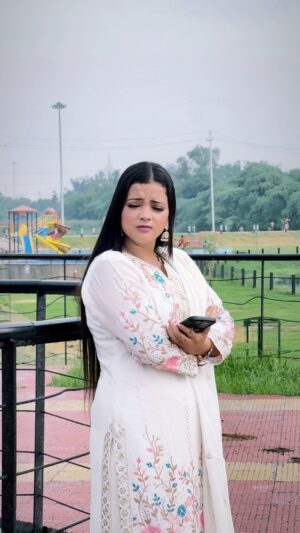 Fiza Khan Instagram - Vah to chhod kar chala gaya ab tu bhi Ja rahi hai🥺💔