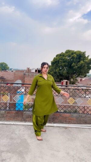 Fiza Khan Instagram - 💚😁