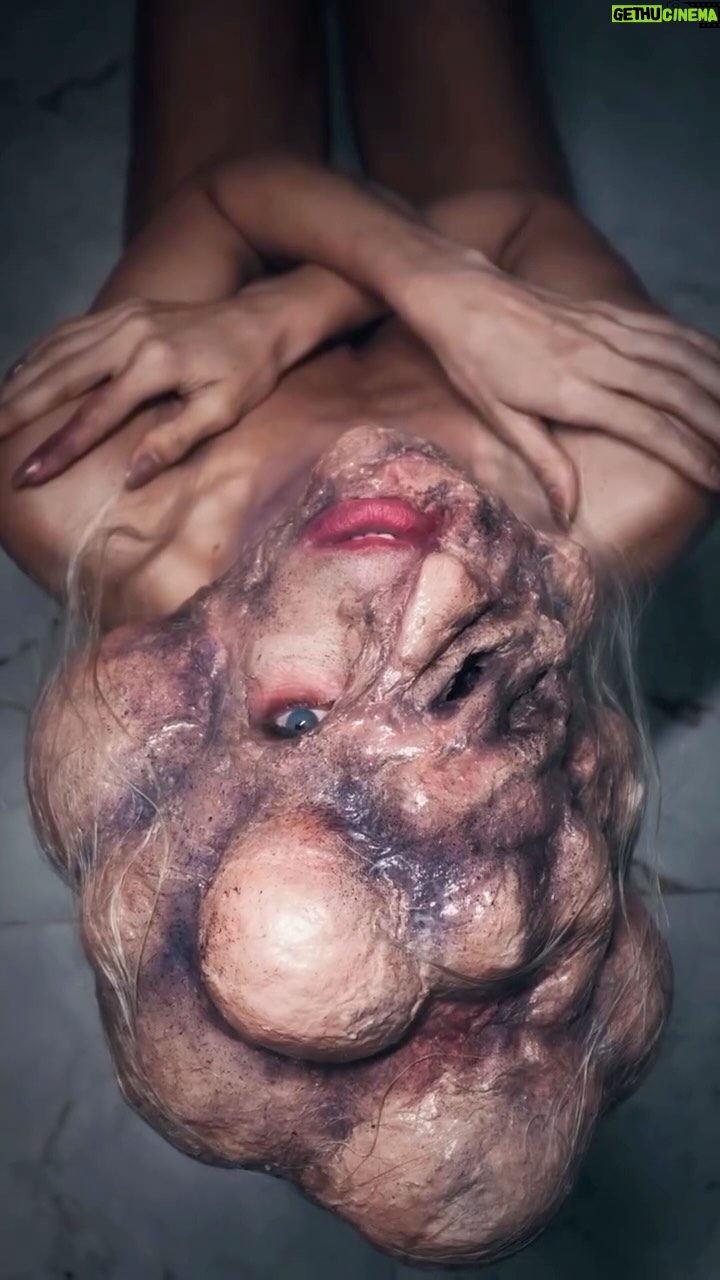 Flávia Viana - 80.2K Likes - A Substância! 🦠🧪💉
Já parou para pensar para onde estamos caminhando? 
A pressão sobre as mulheres em relação à beleza e ao envelhecimento, os limites físicos e emocionais que as pessoas cruzam em busca de um ideal de beleza. Que padrão de beleza é esse? Que pressão para que as mulheres pareçam jovens e perfeitas indefinidamente! Um perigo! Já parou para refletir em como a sociedade descarta mulheres à medida que elas envelhecem, especialmente em comparação com a forma como os homens são tratados? 

Me conte aqui, se existisse A “Substância” que criasse uma cópia mais jovem e perfeita de si mesma, você se arriscaria? 
Você pode descobrir o quanto é linda e especial tarde demais. MAIS AMOR por você, por nós! 

Make @euvictornogueira 
Vídeo @oicaroguedes 
Roteiro @flavia_viana e @oicaroguedes 
Look @hellen 
Produção @cleuabreu e @alee.nobrega 

#halloweensephora #halloween #asubstância #substancia #fyp
