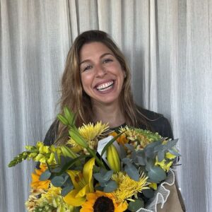 Florencia Bertotti Instagram - Muy feliz primavera para todos! 💛🌼☀️💐⭐️🙌🏻 Hayan recibido flores amarillas o no, ojalá sean tiempos de dar lo mejor de uno y activar el círculo virtuoso! 💫