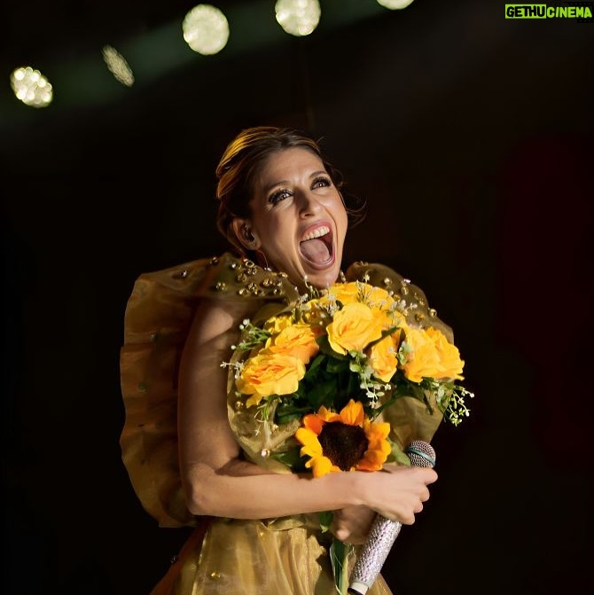 Florencia Bertotti - 548K Likes - Muy feliz primavera para todos! 💛🌼☀️💐⭐️🙌🏻 Hayan recibido flores amarillas o no, ojalá sean tiempos de dar lo mejor de uno y activar el círculo virtuoso! 💫