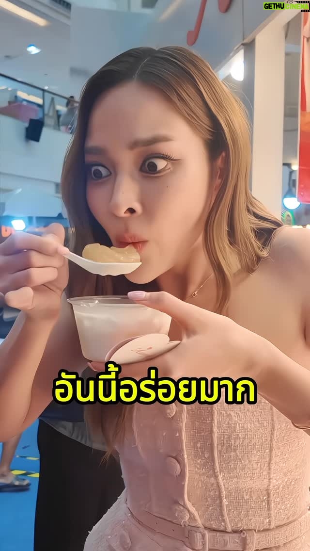 Fonthip Watcharatrakul - 194K Likes - ตลาด AumAum ของอร่อยเยอะม๊ากกกกกก แบบไม่อวย อร่อยจริงงงงจนต้องกลับไปซ้ำ ใครที่ยังไม่เคยมาสามารถมาได้นะคะ ตั้งแต่วันนี้ -24 ส.ค. ไปเจอกับพี่อั้มได้ทุกวัน ส่วนปุ๊กลุกกับไมค์ จะไปอีกครั้งวันที่ 23 13.00 น. และ 24 เวลา 17.00 น. ซีคอนสแควร์ ค่าาาา