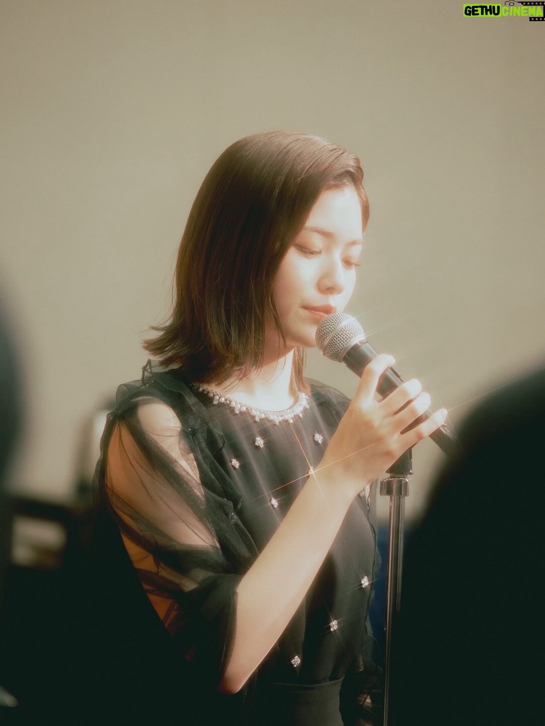 Fuka Koshiba - 278.8K Likes - お知らせです📢
明日、7月25日（金）に日付が変わったら
Amazonプライムオリジナルドラマ
「私の夫と結婚して」9、最終話の配信スタートです✨
ぜひご覧ください☺︎

#私の夫と結婚して

今回のオフショット
・なんか楽しそうな部長と美紗
・歌手デビューしそうな美紗
・笑いすぎで首が心配な美紗
・雪山にはしゃぐ麗奈と美紗
・どういう状況？！でも楽しそうでよかった麗奈と美紗