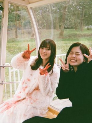 Fuka Koshiba Instagram - お知らせです📢
明日、7月25日（金）に日付が変わったら
Amazonプライムオリジナルドラマ
「私の夫と結婚して」9、最終話の配信スタートです✨
ぜひご覧ください☺︎

#私の夫と結婚して

今回のオフショット
・なんか楽しそうな部長と美紗
・歌手デビューしそうな美紗
・笑いすぎで首が心配な美紗
・雪山にはしゃぐ麗奈と美紗
・どういう状況？！でも楽しそうでよかった麗奈と美紗