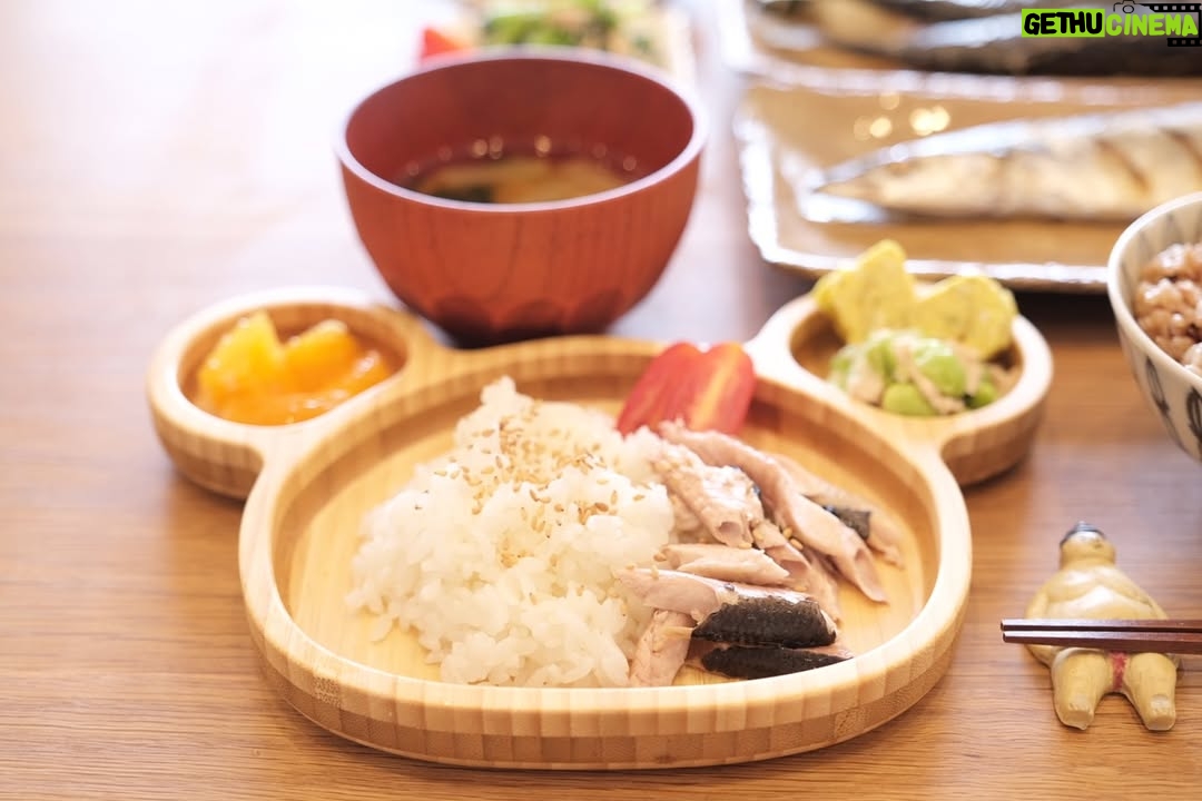Fumino Kimura - 37.3K Likes - ***
先日のごはんでした。

今年初さんま、おろし、すだち
だし巻きたまご
ほうれん草とツナのマヨ和え、トマト
味付めかぶ、生姜
大根とわかめのおみそ汁
寝かせ玄米ごはん

チビうさ🐰ごはん。
白ごまごはん
秋刀魚塩焼き
トマト
枝豆とツナのマヨ和え
あおさ入りだし巻きたまご
大根とわかめのおみそ汁
オレンジ

久々にちゃんと料理できたのに
🐰はぜんぜん食べてくれませんでした😂
みんな揃った食卓が嬉しそうだったから
まぁそれでいいか。

さてさて
#愛のがっこう 最終回を迎えましたね。
ラストの三浦海岸のシーンは
何度も何度も改訂があって
本当に直前までどうなるか分からなくて
何なら天候悪すぎてスケジュール変更出たり
中々するりと終わらせてくれなかったけど
でも、最後にたくさん愛を書けて、嬉しかった。

あの愛はもちろん私達も書いたけど
スタッフさん達もみんなで力を合わせて書いたんです。
波に簡単に消されてしまわないように
深く濃くしっかりとみんなで、撮影最終日に。

愛のがっこうという作品の
ラストシーンを演じきって終われたことで
私の中で静かに扉が閉じました。
そして昨日最終回オンエアが終わって
今日ったらもう秋の気配でしょ？
西谷チーフ監督が仰ってたんです。
この物語はひと夏の恋にしたい、と。
愛のがっこうの終わりと共に
夏まで終わってしまって！
西谷チーフ監督、そして
素晴らしい世界を与えて下さった
脚本 #井上由美子 先生の有言実行っぷりに
もう、愛実と大雅の背中をそっと見守るしか
出来ることがないんだなと改めて。
役が自分から離れて歩いていく感覚は
初めてかも知れないなぁ。

ここまで見守ってくださったみなさん
本当に本当に、ありがとう御座いました。