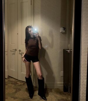 GISELLE Instagram - 🤎