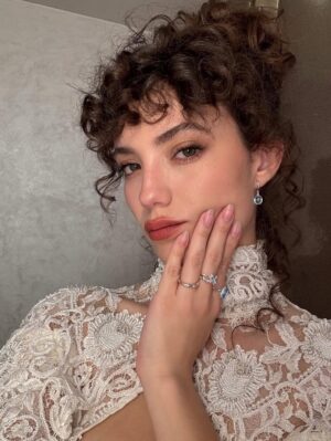 Gabriela Andrada Instagram - Lo de Ibiza en los últimos dos días ha sido un sueño. Mi más grande agradecimiento a @primevideoes por haber contado conmigo para esta aventura. Culpa Nuestra es el final de un viaje que he disfrutado como una enana y que estoy segura que enamorará (todavía más) a todas los fans. Gracias a @domingodireccion , a @mercedesronn ,@enekobotanacasting , al cast maravilloso y al equipo de @pokeepsie_films y de Prime que lo ha hecho posible. 
Gracias @tousjewelry por el apoyo y a @anniesibiza por uno de los vestidos más bonitos que he llevado. Y gracias también a mis repres @luciadelriomanagement y @viewmanagement por acompañarme en mis locuras. El 16 de octubre ya la película será vuestra!