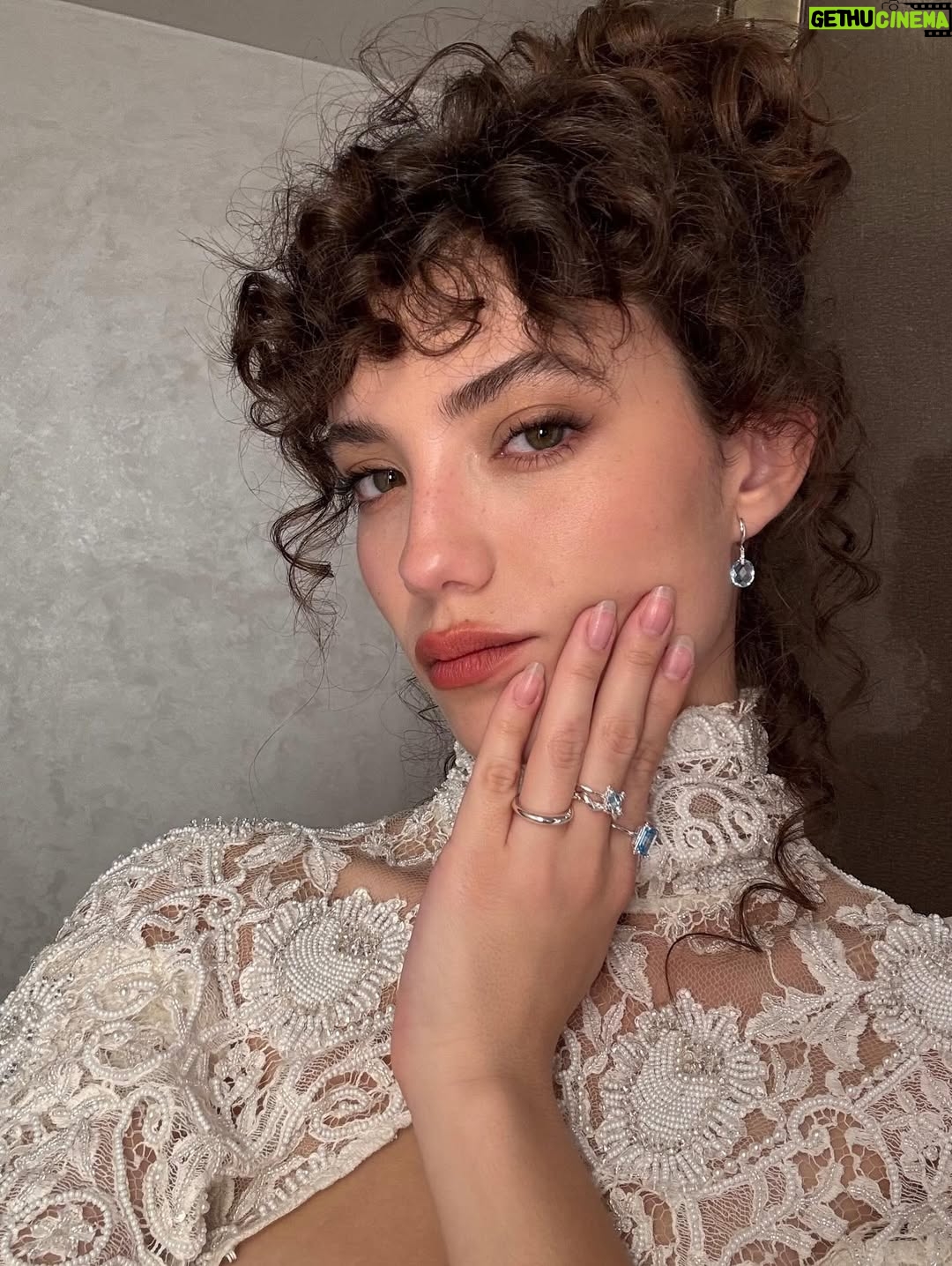 Gabriela Andrada - 61.4K Likes - Lo de Ibiza en los últimos dos días ha sido un sueño. Mi más grande agradecimiento a @primevideoes por haber contado conmigo para esta aventura. Culpa Nuestra es el final de un viaje que he disfrutado como una enana y que estoy segura que enamorará (todavía más) a todas los fans. Gracias a @domingodireccion , a @mercedesronn ,@enekobotanacasting , al cast maravilloso y al equipo de @pokeepsie_films y de Prime que lo ha hecho posible. 
Gracias @tousjewelry por el apoyo y a @anniesibiza por uno de los vestidos más bonitos que he llevado. Y gracias también a mis repres @luciadelriomanagement y @viewmanagement por acompañarme en mis locuras. El 16 de octubre ya la película será vuestra!