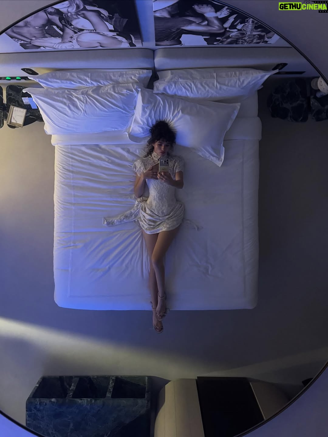 Gabriela Andrada - 61.4K Likes - Lo de Ibiza en los últimos dos días ha sido un sueño. Mi más grande agradecimiento a @primevideoes por haber contado conmigo para esta aventura. Culpa Nuestra es el final de un viaje que he disfrutado como una enana y que estoy segura que enamorará (todavía más) a todas los fans. Gracias a @domingodireccion , a @mercedesronn ,@enekobotanacasting , al cast maravilloso y al equipo de @pokeepsie_films y de Prime que lo ha hecho posible. 
Gracias @tousjewelry por el apoyo y a @anniesibiza por uno de los vestidos más bonitos que he llevado. Y gracias también a mis repres @luciadelriomanagement y @viewmanagement por acompañarme en mis locuras. El 16 de octubre ya la película será vuestra!