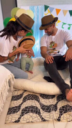 Gabrielle Prado Instagram - 2 meses do nosso José Carioca 🦜
A gente sempre vai tá aqui comemorando cada passo seu! feliz vida, feliz dia de hoje, gordurão.
te amamos infinito do infinito até a lua e volta 1 bilhão de vezes infinito hahah 🩵
qual será o próximo tema?
Dica: um caipira que ama goiabas 😍
