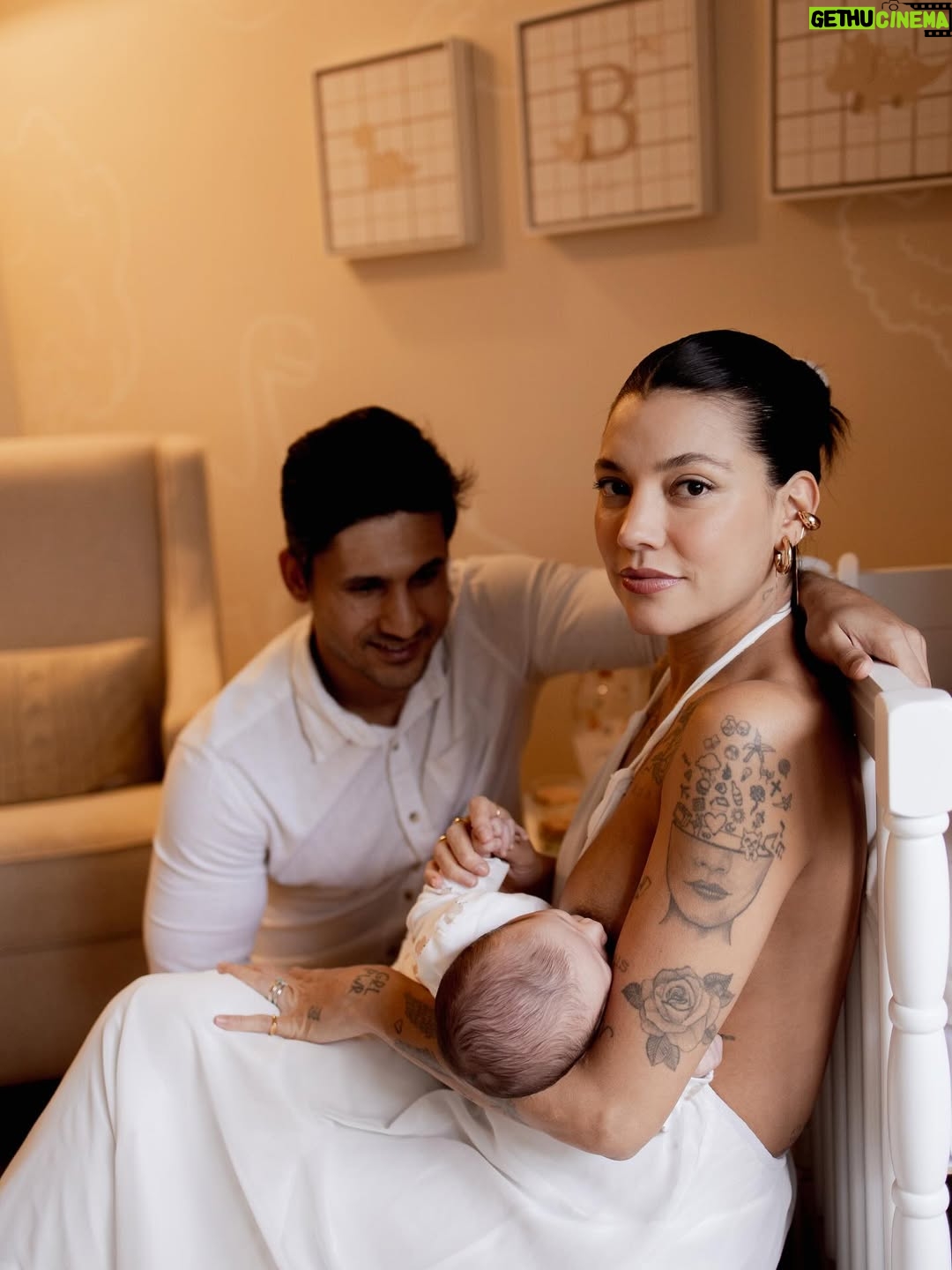 Gabrielle Prado - 112.9K Likes - vocês pediram e eu trouxe a caixinha de perguntas pra cá! 

VAMOS COMPARTILHAR DICAS DE MATERNIDADE 💛

eu começo: 

- rotina do sono faz toda diferença. 
- faça massagem nos seios e extraía o leite de 3 em 3h 
- não use produtos com cheiro forte no bebê e nem em você 
- dê muito colo (pras mamães que conseguem ter tempo, claro), leite, amor e carinho 
- para cólicas e disquesias: MASSAGEM A CADA TROCA E  DIETA! por aqui o Bento melhorou 90%
- confie no que você sente em relação a tudo do seu filho 

continuem nos comentários…