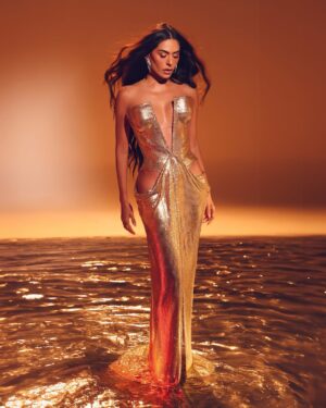 Galilea Montijo Instagram - Se terminó!!! Gracias equipooooo🫶🏻🫶🏻 los amo!! Gracias público por estar cada gala!!! #lacasadelosfamososmx 

Fashion styling & Creative direction @marmolviejo
Dress @iann_dey
Accessories: @swarovski
Makeup @waithsman
Hair @jorgebeltranhair
Photos @fernando.dumas
Video @arturogomezdirector
Dirección de arte Milo Villegas  @maq.501
Mi moqui @ipmoreno por apoyarme siempre física y mentalmente ❤️ te amo!!!