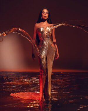 Galilea Montijo Instagram - Se terminó!!! Gracias equipooooo🫶🏻🫶🏻 los amo!! Gracias público por estar cada gala!!! #lacasadelosfamososmx 

Fashion styling & Creative direction @marmolviejo
Dress @iann_dey
Accessories: @swarovski
Makeup @waithsman
Hair @jorgebeltranhair
Photos @fernando.dumas
Video @arturogomezdirector
Dirección de arte Milo Villegas  @maq.501
Mi moqui @ipmoreno por apoyarme siempre física y mentalmente ❤️ te amo!!!