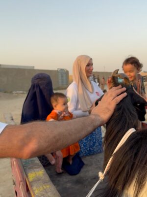 Gamze Özçelik Instagram - ‘İyi ki yaşadım bu hayatı’ dediğim anlar bazen kocaman bir gülümsemede, bazen tuttuğum minik bir elde, bazen de yoklukta varlığı bulabilmekte saklı.. 🤍 
@umudakosanlar 💚💙 #Afghanistan 

📸: @oneribrahim