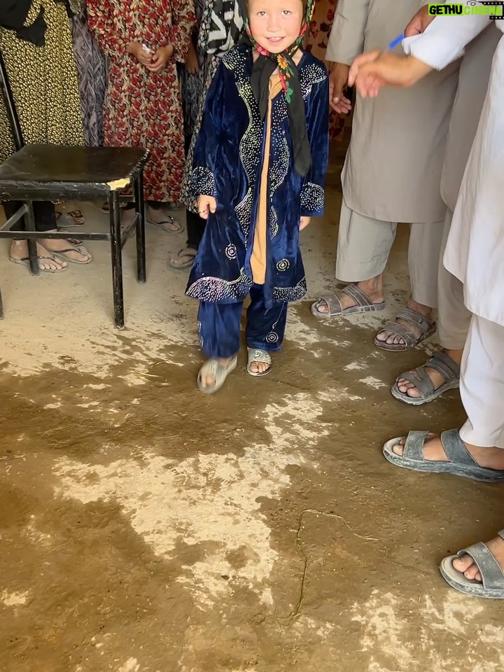 Gamze Özçelik - 306.6K Likes - ‘İyi ki yaşadım bu hayatı’ dediğim anlar bazen kocaman bir gülümsemede, bazen tuttuğum minik bir elde, bazen de yoklukta varlığı bulabilmekte saklı.. 🤍 
@umudakosanlar 💚💙 #Afghanistan 

📸: @oneribrahim