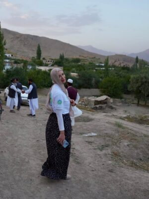 Gamze Özçelik Instagram - Farklı kültürlerin, farklı hikayelerin tam göbeğine düşmek 🩷 Anı, varlığı yokluğu, kocaman gülümsemeleri paylaşmak en sevdiğim.. ❤️ #Afganistan @umudakosanlar