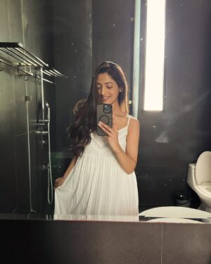 Gargee Nandy Instagram - 🤍🦢
