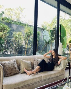 Gargee Nandy Instagram - Iam not a shayar but…. Agar safed rang mae wafa hoti toh namak Zakhmon ki dawa hoti! 😅