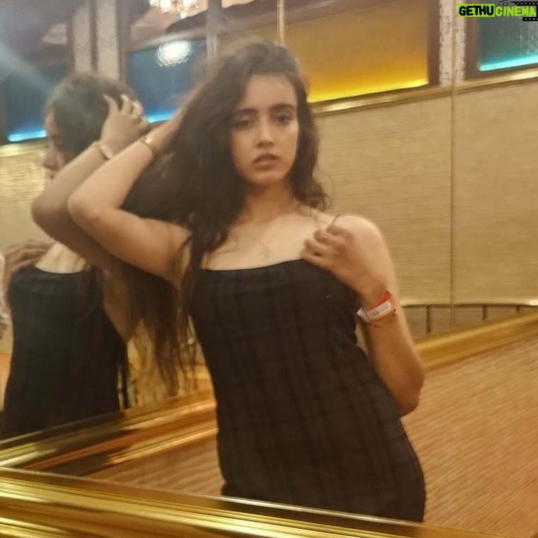 Gauri Prajapat - 2.1K Likes - Random 🌈
.
.
.
.
.
.
.
.
#randomdump #goadiaries #indorigauri #indoregram  #explore #memories #bigdaddycasino