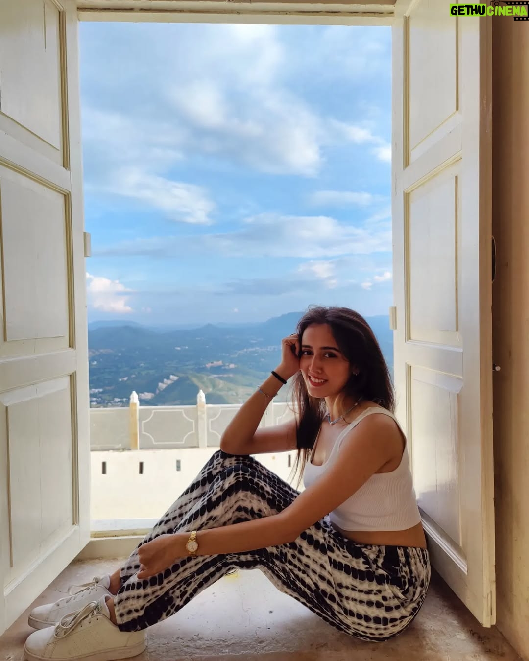 Gauri Prajapat - 2.6K Likes - Dil ke jharokhe se✨
.
.
.
.
.
.
.
#udaipurdiaries #indorigauri #udaipurtrip #instafeed #udaipur  #rajasthantourism #explorepage #asthetic