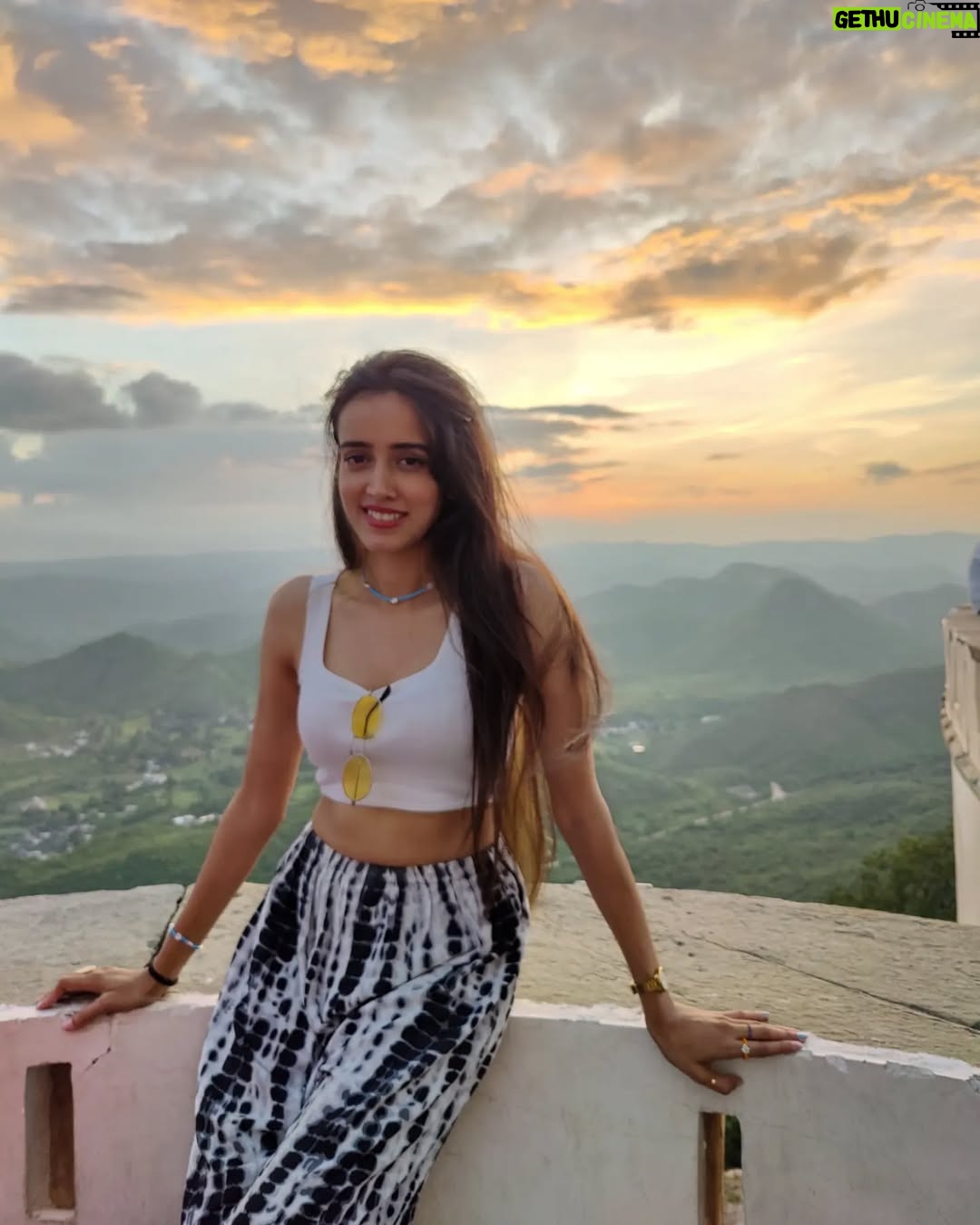 Gauri Prajapat - 2.6K Likes - Dil ke jharokhe se✨
.
.
.
.
.
.
.
#udaipurdiaries #indorigauri #udaipurtrip #instafeed #udaipur  #rajasthantourism #explorepage #asthetic