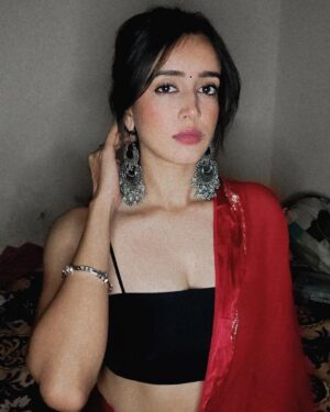 Gauri Prajapat Instagram - Flaunting🥀
my jhumka!
.
.
.
.
.
.
#instafeed #indorigauri #saree #redsaree #flaunting #explore #indianoutfit #indoregram #randomclick #🖤 #explorepage
