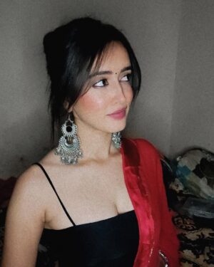 Gauri Prajapat Instagram - Flaunting🥀
my jhumka!
.
.
.
.
.
.
#instafeed #indorigauri #saree #redsaree #flaunting #explore #indianoutfit #indoregram #randomclick #🖤 #explorepage