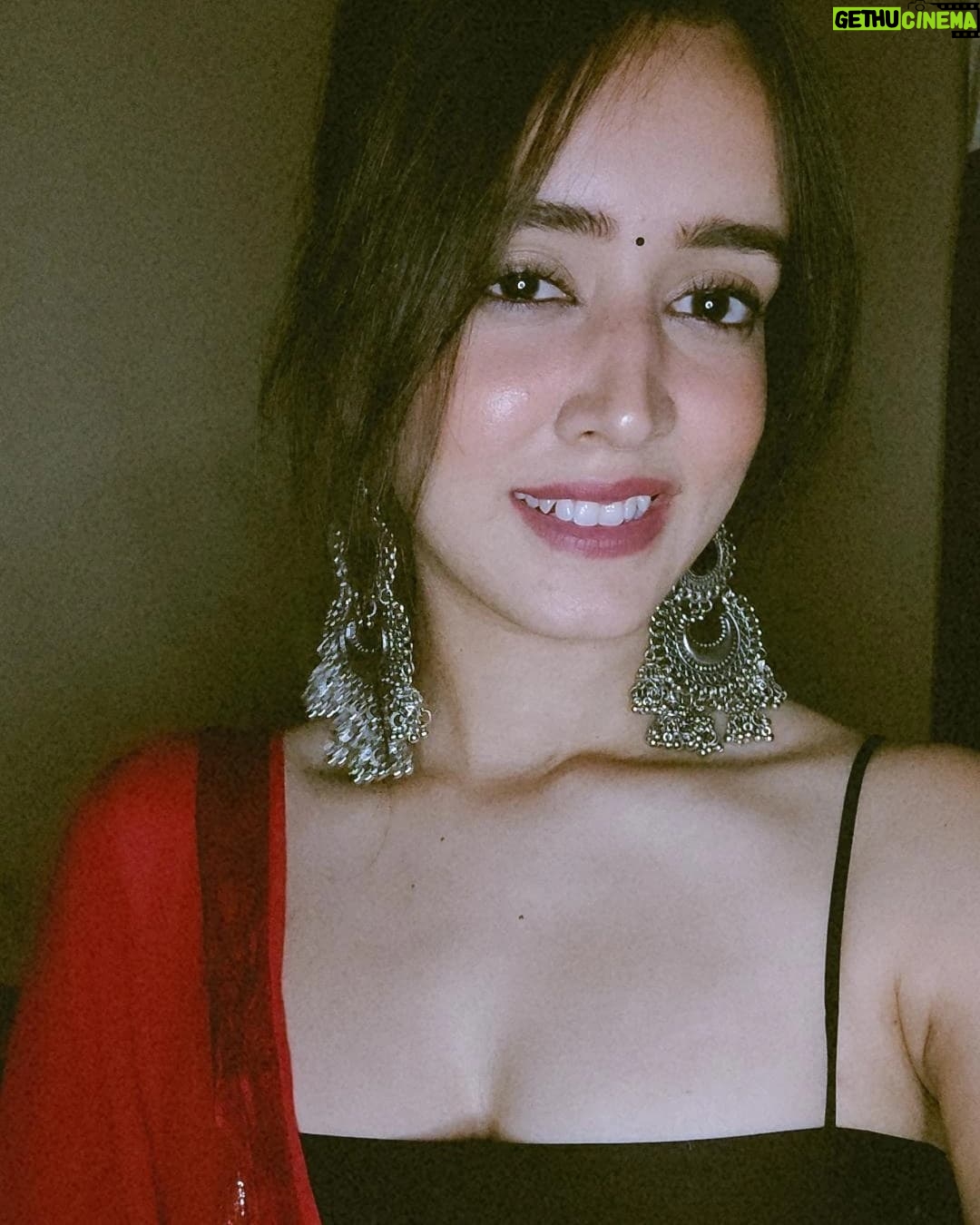 Gauri Prajapat - 3.7K Likes - Flaunting🥀
my jhumka!
.
.
.
.
.
.
#instafeed #indorigauri #saree #redsaree #flaunting #explore #indianoutfit #indoregram #randomclick #🖤 #explorepage