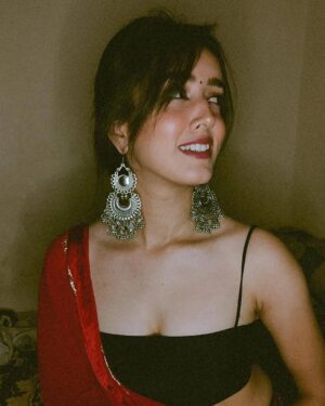 Gauri Prajapat Instagram - Flaunting🥀
my jhumka!
.
.
.
.
.
.
#instafeed #indorigauri #saree #redsaree #flaunting #explore #indianoutfit #indoregram #randomclick #🖤 #explorepage