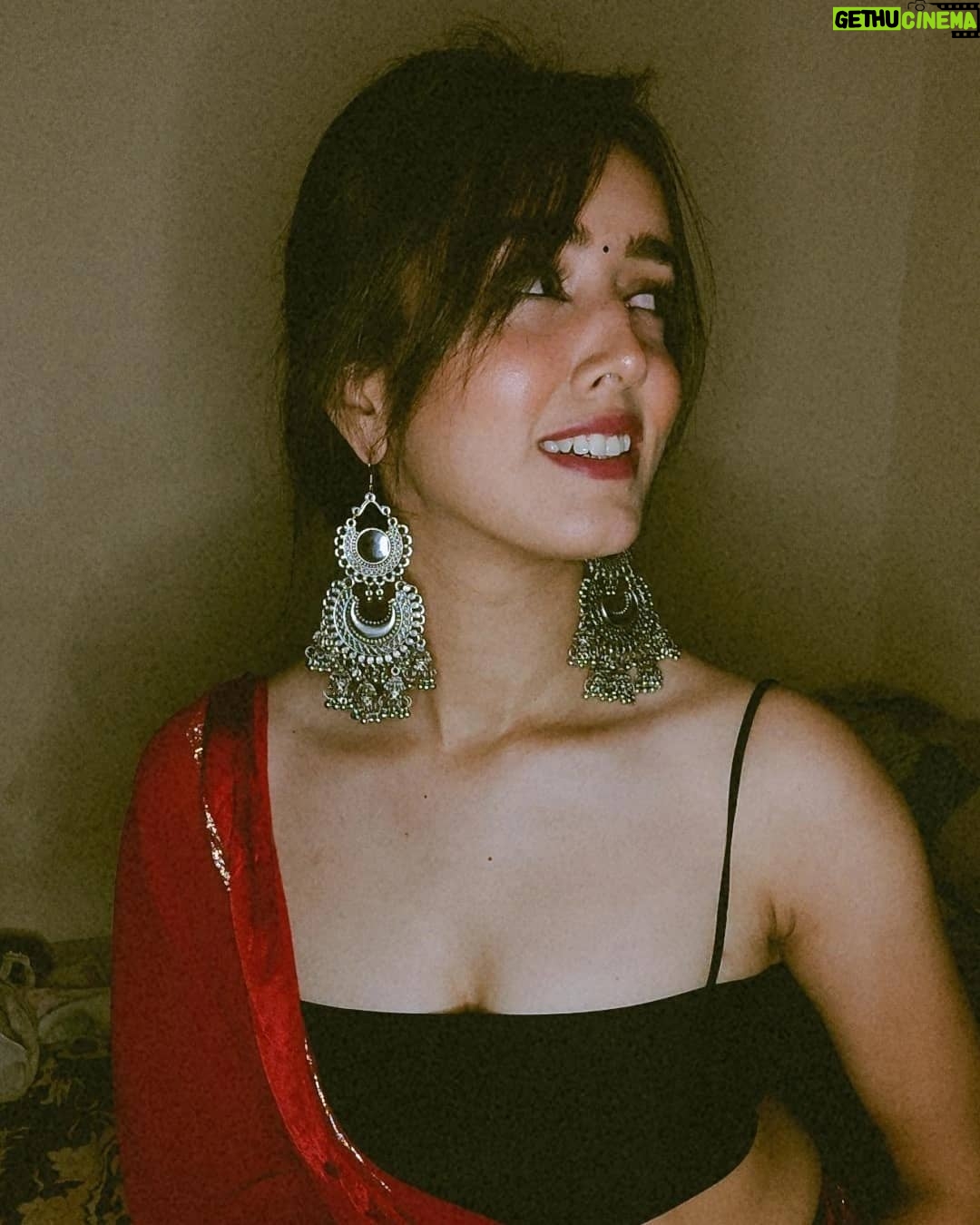 Gauri Prajapat - 3.7K Likes - Flaunting🥀
my jhumka!
.
.
.
.
.
.
#instafeed #indorigauri #saree #redsaree #flaunting #explore #indianoutfit #indoregram #randomclick #🖤 #explorepage