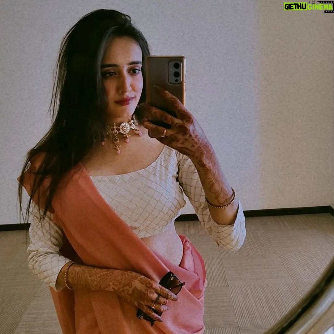 Gauri Prajapat - 3.2K Likes - Saree and struggle!
.
.
.
.
.
.
#indorigauri #sareelove #instafeed #indianoutfit #weddings explore #indianlook #backfrombeingdead