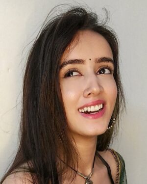 Gauri Prajapat Instagram - Crush: cracks a lame joke!
me: 
.
Tag your crush💘
.
.
.
.
.
.
#indorigauri #indoregram #crushmemes #crush #jokes #instapost #instafeed #indianoutfit #saree #randompost #november #