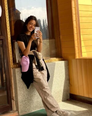 Gauri Prajapat Instagram - Just like that🌷
.
📸 @harshit_sanghi94
.
.
.
.
.
.
.
.
#indorigauri #instafeed #kashmirtrip2021 #onhisowntrip #gulmargdiaries #gulmarg #kashmirtrip #traveldiaries #vacation #travelinfluencer #randomclick #indoregram