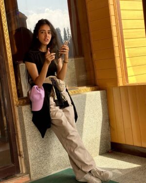 Gauri Prajapat Instagram - Just like that🌷
.
📸 @harshit_sanghi94
.
.
.
.
.
.
.
.
#indorigauri #instafeed #kashmirtrip2021 #onhisowntrip #gulmargdiaries #gulmarg #kashmirtrip #traveldiaries #vacation #travelinfluencer #randomclick #indoregram