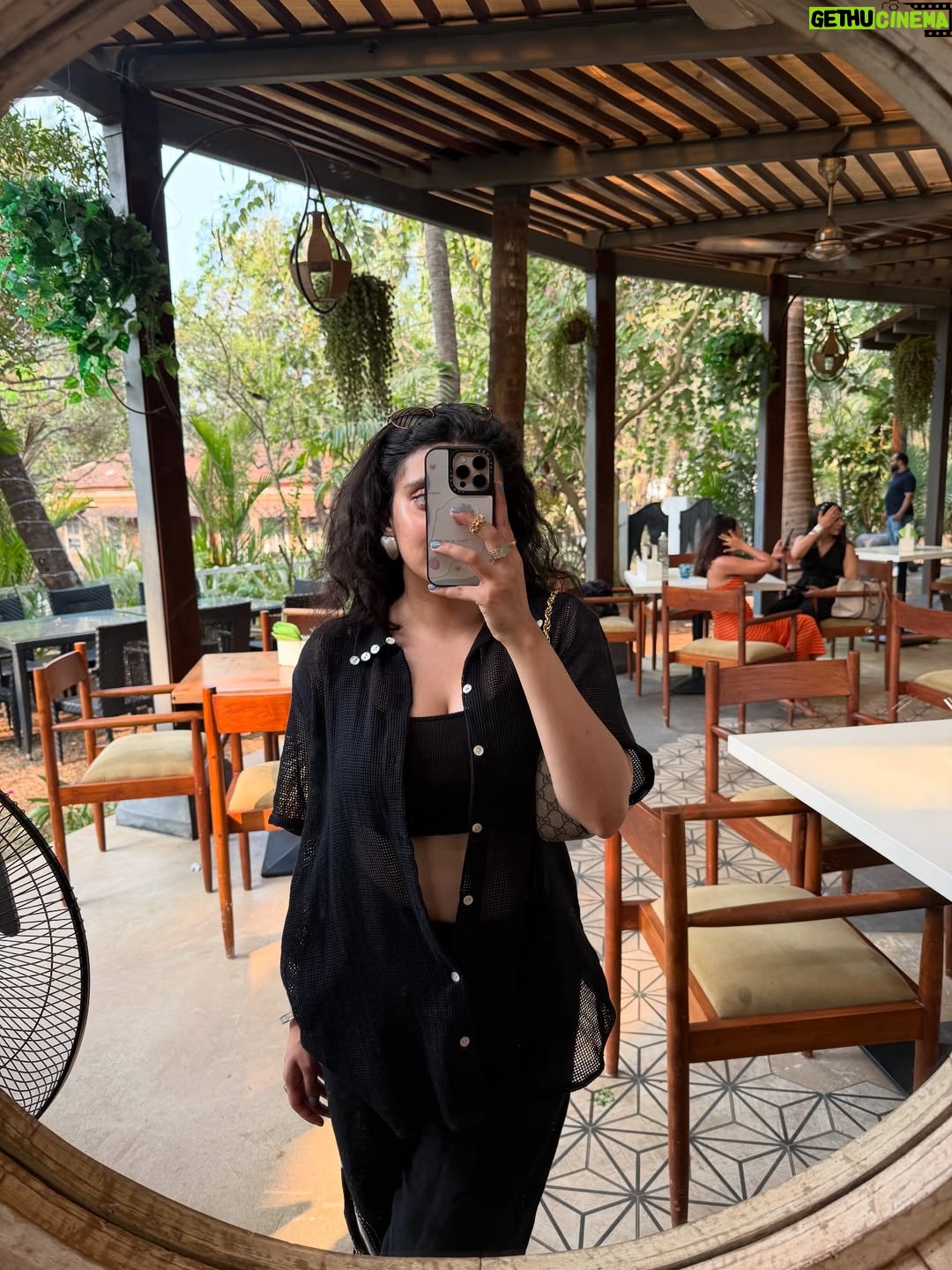 Gaurika Rathi - 801 Likes - 🎀🤍🥂💃🧿