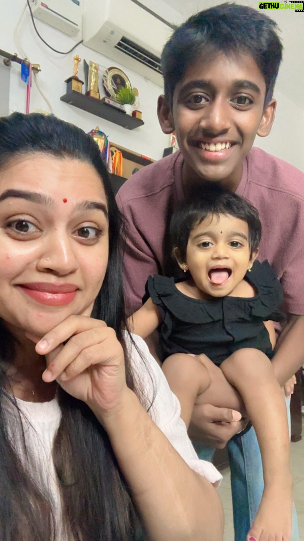 Gayathri Yuvraaj - 143K Likes - Engaloda kutty #thumakthumak❤️