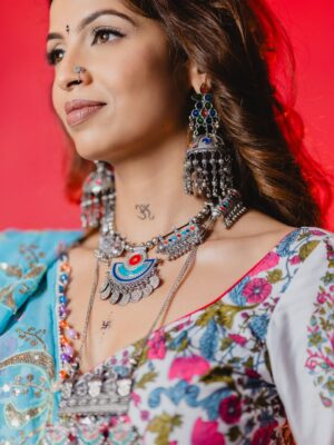 Geetanjali Chauhan Instagram - Last day of Navratri ✨
My fav black and white looks for garba dandiya ♥️✨
.
MUA @makeupdiariesbysakshisharma
Outfits @urbanaura_rentals
Picture credits @photogenic_production_s
Styled by @anamika_ajay96
.
.
#garbalooks #dandiya #navratri #indianoutfitswag #festivewear❤️ #geetanjalichauhan