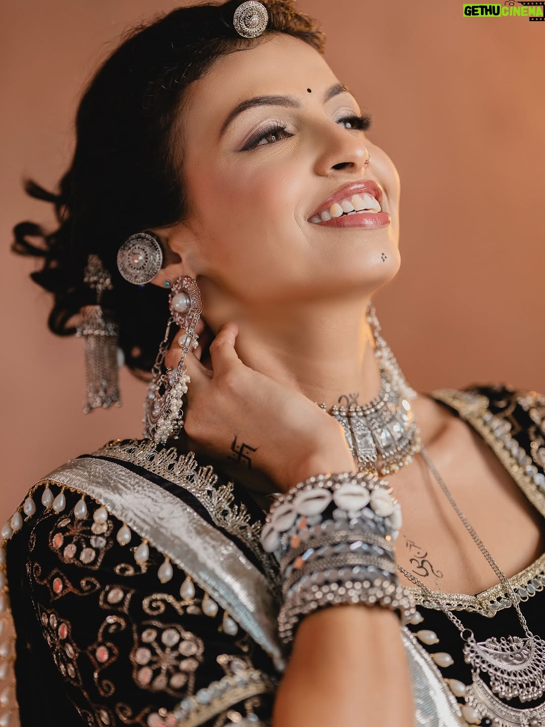 Geetanjali Chauhan - 5.1K Likes - Last day of Navratri ✨
My fav black and white looks for garba dandiya ♥️✨
.
MUA @makeupdiariesbysakshisharma 
Outfits @urbanaura_rentals 
Picture credits @photogenic_production_s 
Styled by @anamika_ajay96 
.
.
#garbalooks #dandiya #navratri #indianoutfitswag #festivewear❤️ #geetanjalichauhan