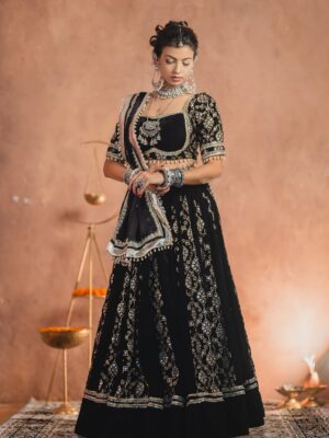 Geetanjali Chauhan Instagram - Last day of Navratri ✨
My fav black and white looks for garba dandiya ♥️✨
.
MUA @makeupdiariesbysakshisharma
Outfits @urbanaura_rentals
Picture credits @photogenic_production_s
Styled by @anamika_ajay96
.
.
#garbalooks #dandiya #navratri #indianoutfitswag #festivewear❤️ #geetanjalichauhan