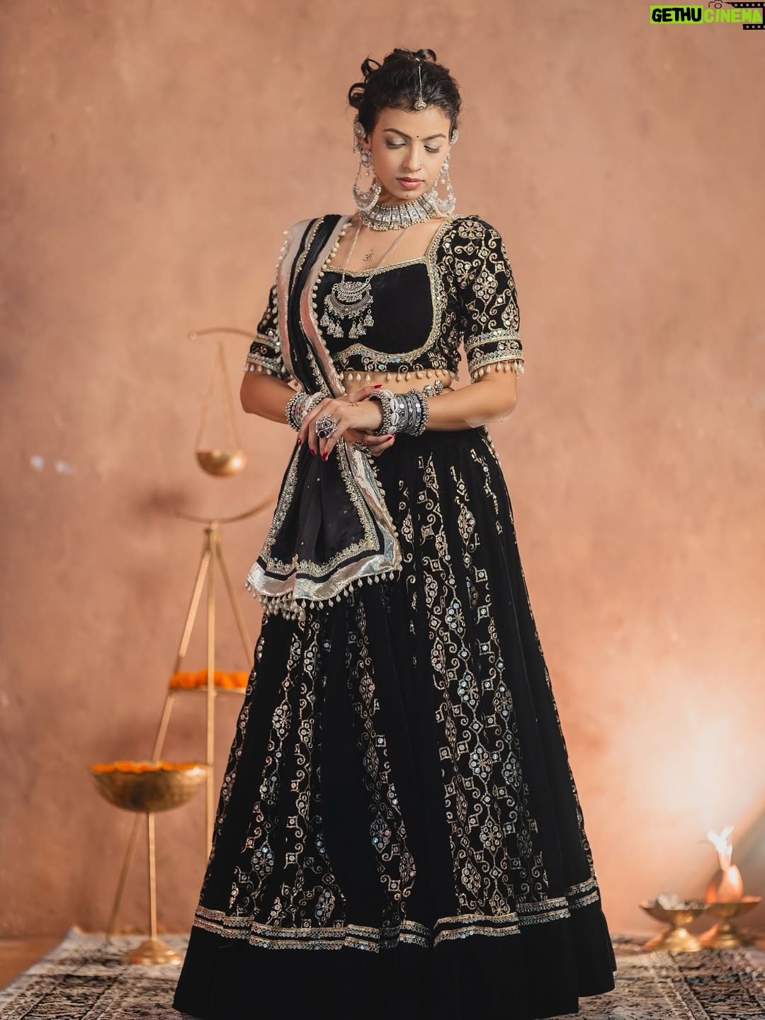 Geetanjali Chauhan - 5.1K Likes - Last day of Navratri ✨
My fav black and white looks for garba dandiya ♥️✨
.
MUA @makeupdiariesbysakshisharma 
Outfits @urbanaura_rentals 
Picture credits @photogenic_production_s 
Styled by @anamika_ajay96 
.
.
#garbalooks #dandiya #navratri #indianoutfitswag #festivewear❤️ #geetanjalichauhan