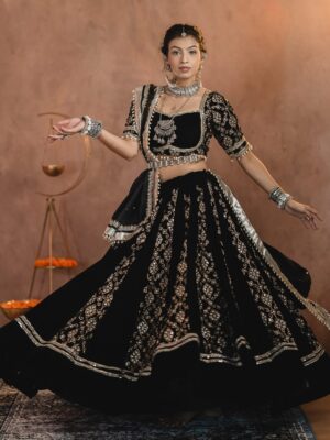Geetanjali Chauhan Instagram - Last day of Navratri ✨
My fav black and white looks for garba dandiya ♥️✨
.
MUA @makeupdiariesbysakshisharma
Outfits @urbanaura_rentals
Picture credits @photogenic_production_s
Styled by @anamika_ajay96
.
.
#garbalooks #dandiya #navratri #indianoutfitswag #festivewear❤️ #geetanjalichauhan