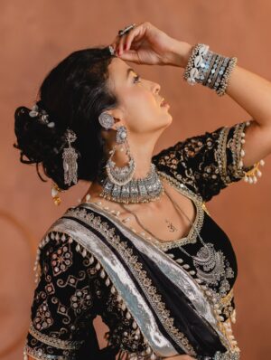 Geetanjali Chauhan Instagram - Last day of Navratri ✨
My fav black and white looks for garba dandiya ♥️✨
.
MUA @makeupdiariesbysakshisharma
Outfits @urbanaura_rentals
Picture credits @photogenic_production_s
Styled by @anamika_ajay96
.
.
#garbalooks #dandiya #navratri #indianoutfitswag #festivewear❤️ #geetanjalichauhan