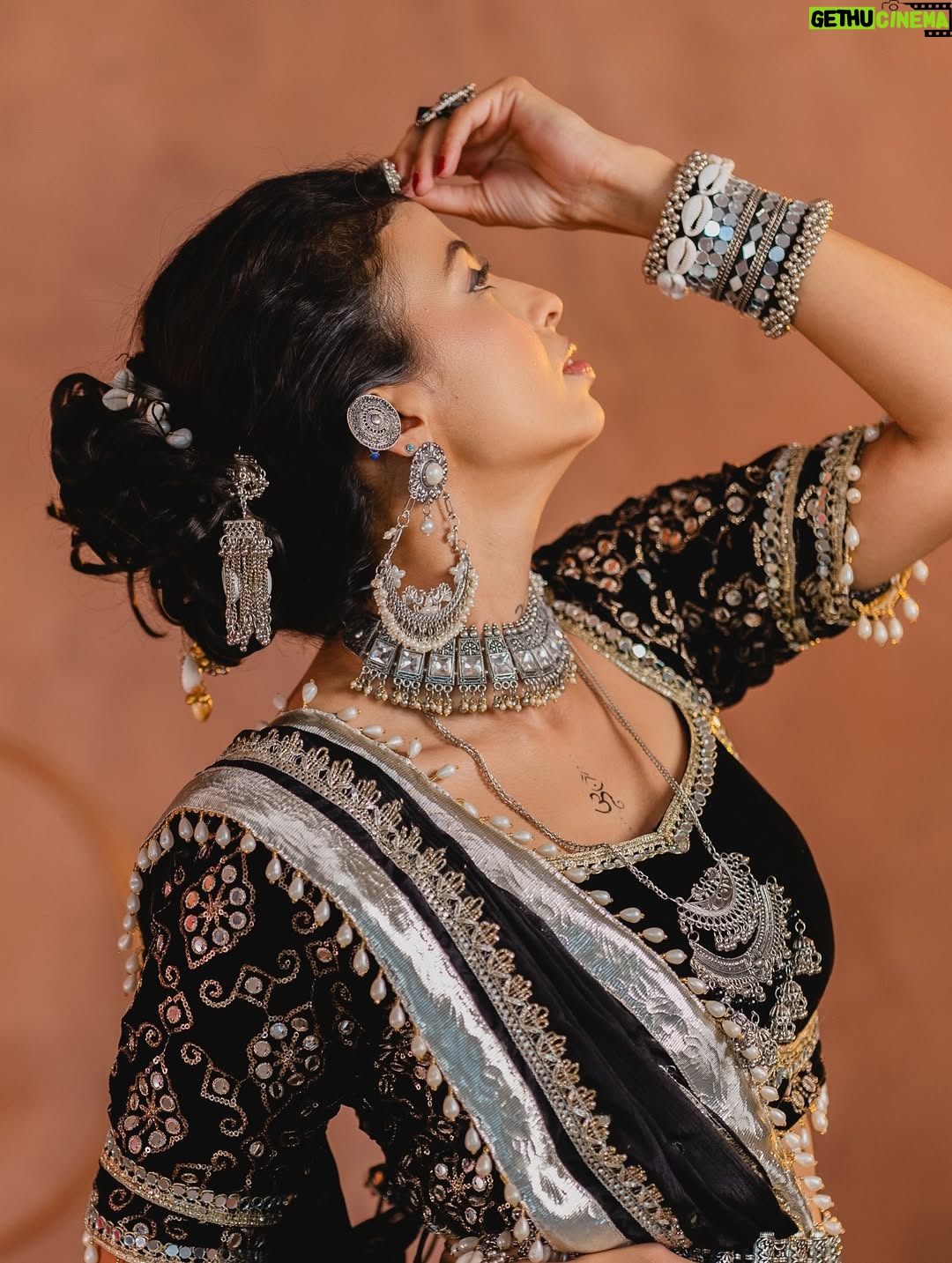 Geetanjali Chauhan - 5.1K Likes - Last day of Navratri ✨
My fav black and white looks for garba dandiya ♥️✨
.
MUA @makeupdiariesbysakshisharma 
Outfits @urbanaura_rentals 
Picture credits @photogenic_production_s 
Styled by @anamika_ajay96 
.
.
#garbalooks #dandiya #navratri #indianoutfitswag #festivewear❤️ #geetanjalichauhan
