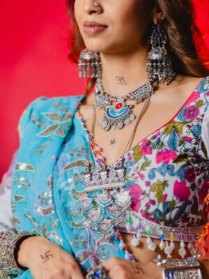 Geetanjali Chauhan Instagram - Last day of Navratri ✨
My fav black and white looks for garba dandiya ♥️✨
.
MUA @makeupdiariesbysakshisharma
Outfits @urbanaura_rentals
Picture credits @photogenic_production_s
Styled by @anamika_ajay96
.
.
#garbalooks #dandiya #navratri #indianoutfitswag #festivewear❤️ #geetanjalichauhan