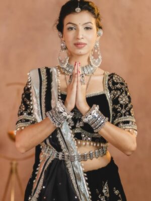 Geetanjali Chauhan Instagram - Last day of Navratri ✨
My fav black and white looks for garba dandiya ♥️✨
.
MUA @makeupdiariesbysakshisharma
Outfits @urbanaura_rentals
Picture credits @photogenic_production_s
Styled by @anamika_ajay96
.
.
#garbalooks #dandiya #navratri #indianoutfitswag #festivewear❤️ #geetanjalichauhan