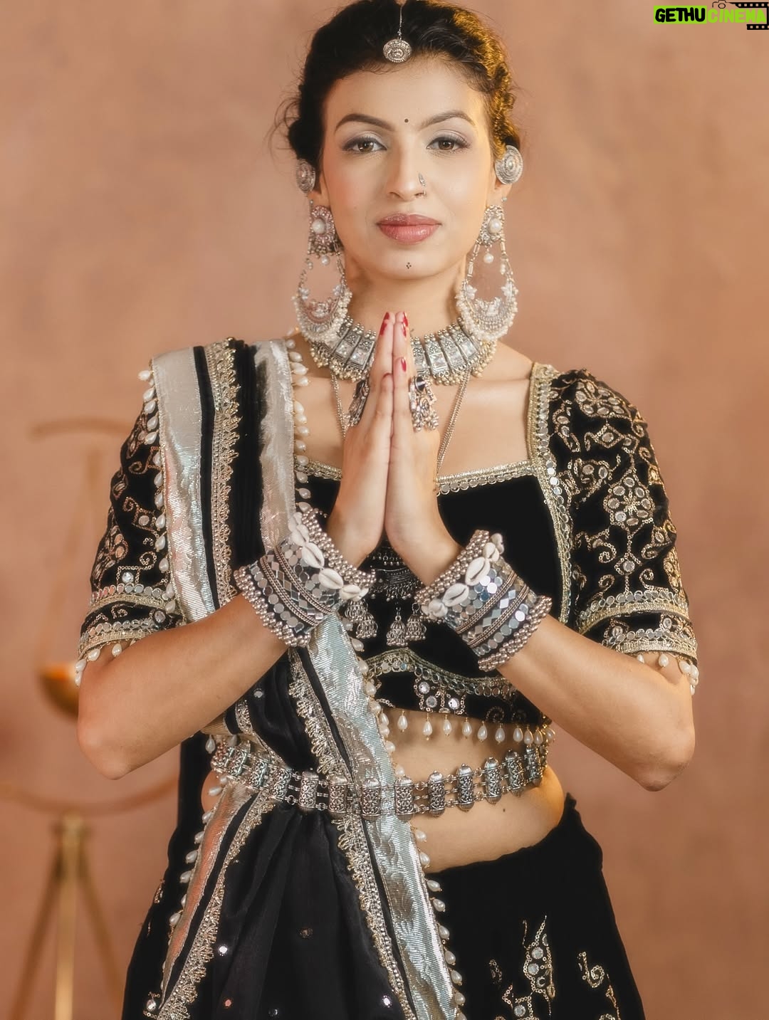 Geetanjali Chauhan - 5.1K Likes - Last day of Navratri ✨
My fav black and white looks for garba dandiya ♥️✨
.
MUA @makeupdiariesbysakshisharma 
Outfits @urbanaura_rentals 
Picture credits @photogenic_production_s 
Styled by @anamika_ajay96 
.
.
#garbalooks #dandiya #navratri #indianoutfitswag #festivewear❤️ #geetanjalichauhan