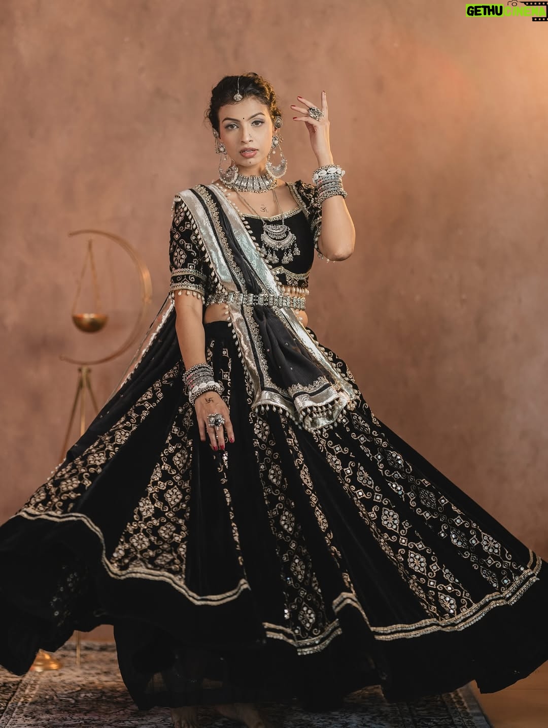 Geetanjali Chauhan - 5.1K Likes - Last day of Navratri ✨
My fav black and white looks for garba dandiya ♥️✨
.
MUA @makeupdiariesbysakshisharma 
Outfits @urbanaura_rentals 
Picture credits @photogenic_production_s 
Styled by @anamika_ajay96 
.
.
#garbalooks #dandiya #navratri #indianoutfitswag #festivewear❤️ #geetanjalichauhan