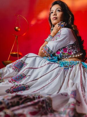 Geetanjali Chauhan Instagram - Last day of Navratri ✨
My fav black and white looks for garba dandiya ♥️✨
.
MUA @makeupdiariesbysakshisharma
Outfits @urbanaura_rentals
Picture credits @photogenic_production_s
Styled by @anamika_ajay96
.
.
#garbalooks #dandiya #navratri #indianoutfitswag #festivewear❤️ #geetanjalichauhan