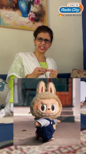 Geetanjali Chauhan Instagram - Lalta jiji ne labubu ka matlab hi badal diya 🤣
.
.
Follow @radiocity_rajasthan for more such content
#labubu #geetanjalichauhan #laltajiji #labubutrend #relatable #desimom #radiocityrajasthan
( Labubu Doll, Lalta jiji, Desi Mom, Geetanjali Chauhan, Radio City Rajasthan)